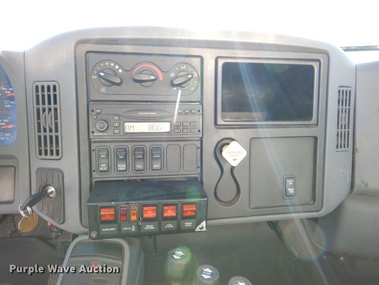 image for item KR9235 2005 International 7400  dump truck