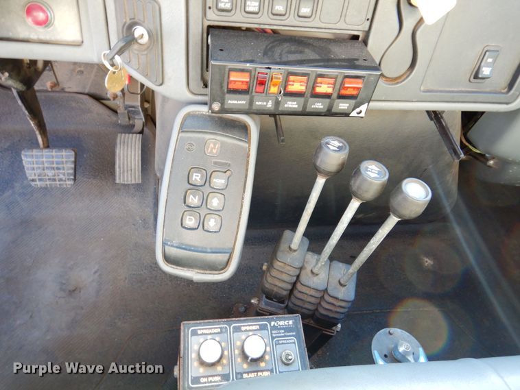 image for item KR9235 2005 International 7400  dump truck