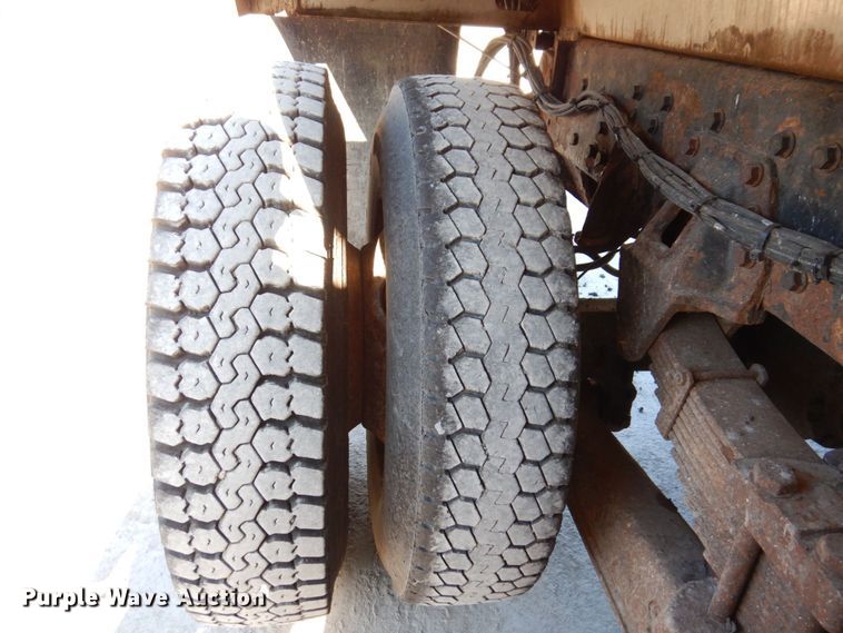 image for item KR9235 2005 International 7400  dump truck