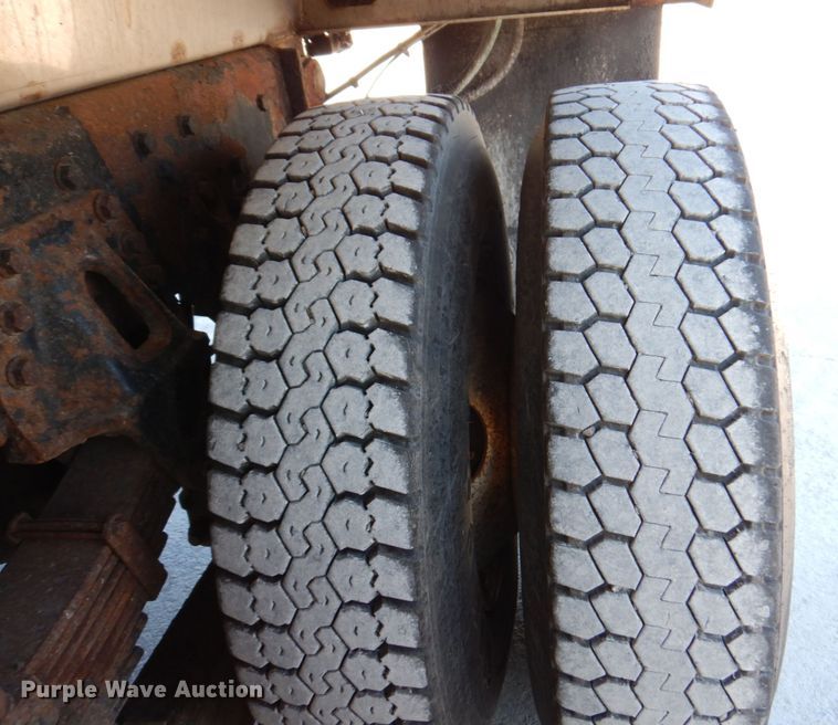 image for item KR9235 2005 International 7400  dump truck