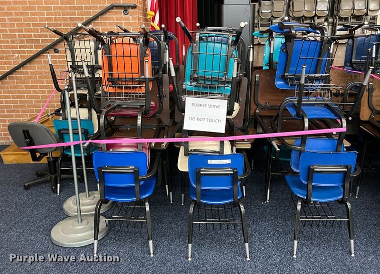 image for item LI9319 Approximately 21 desks