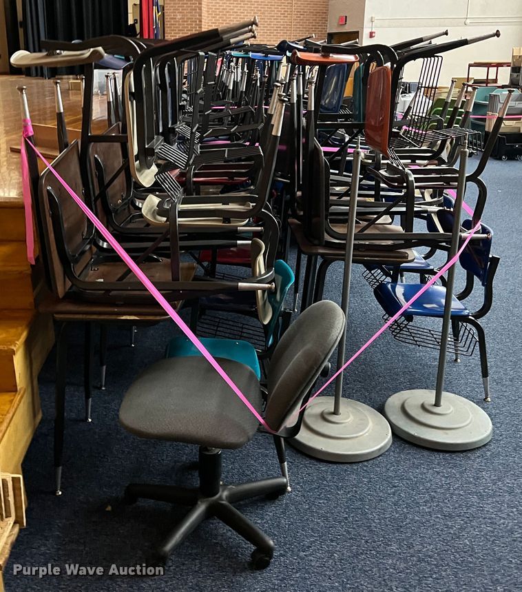 image for item LI9319 Approximately 21 desks