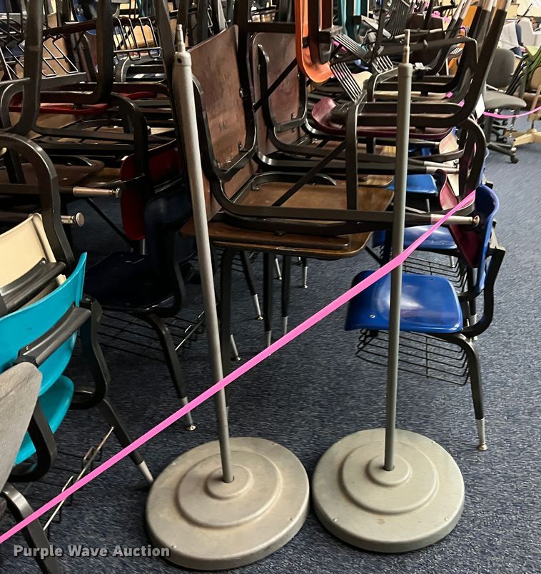 image for item LI9319 Approximately 21 desks