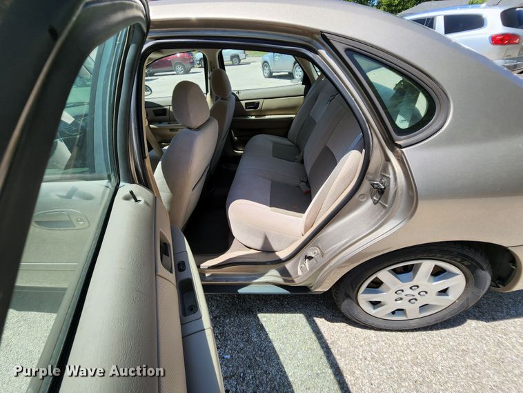 image for item MK9013 2005 Ford Taurus SE