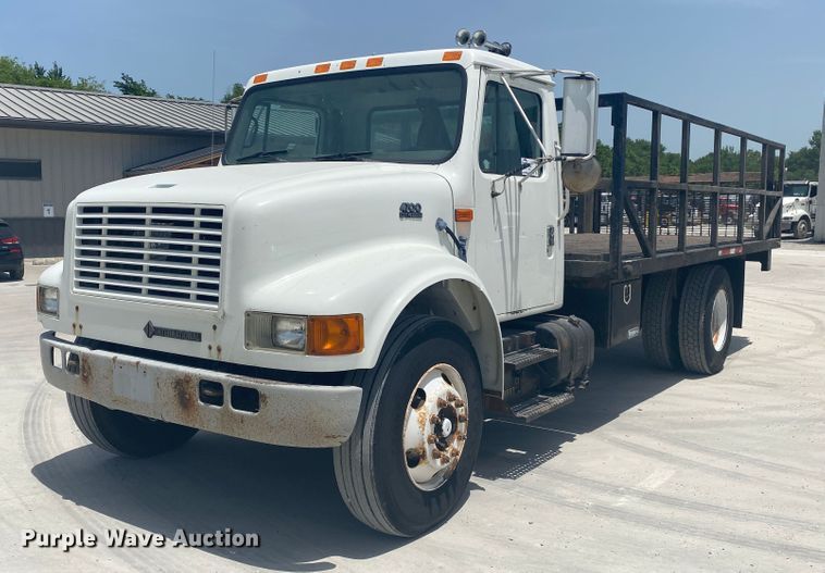 image for item DM4174 2000 International 4700  flatbed truck