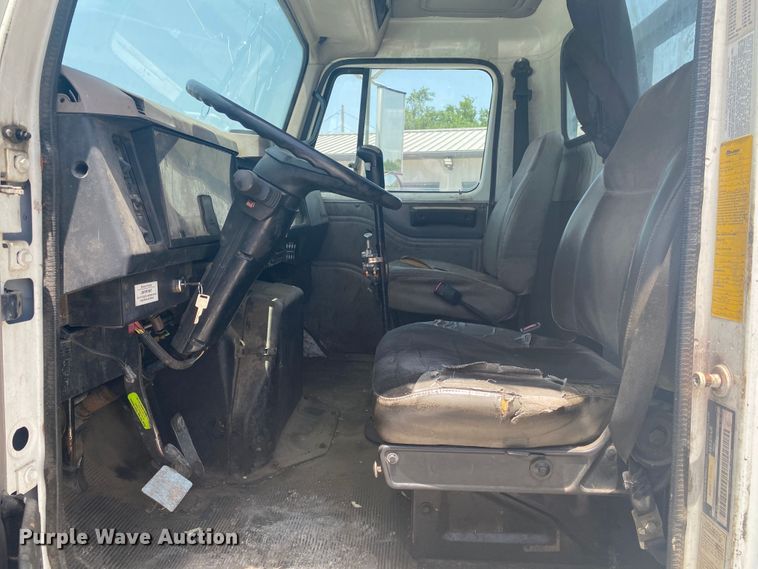 image for item DM4174 2000 International 4700  flatbed truck