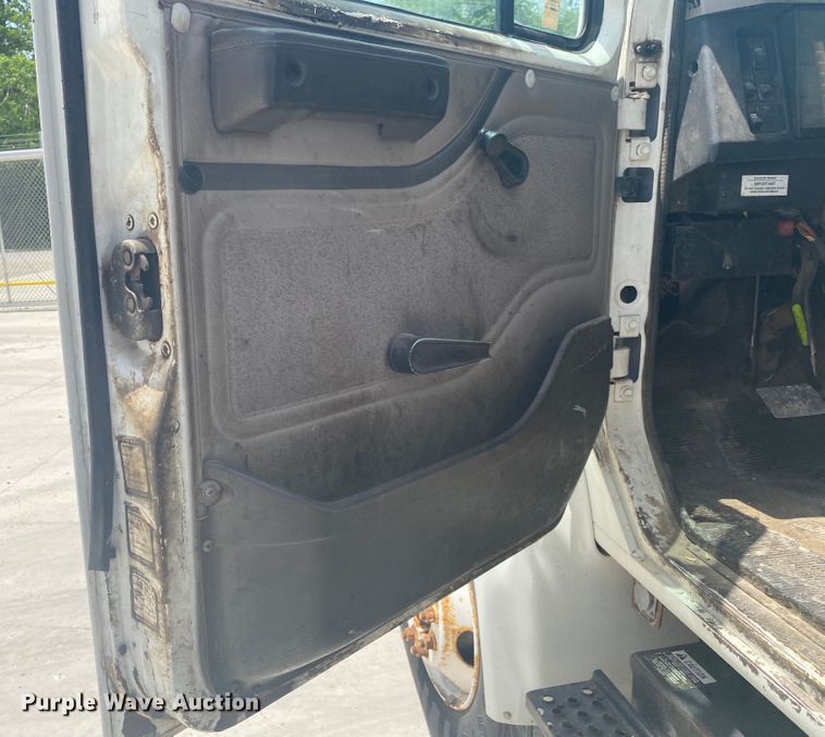 image for item DM4174 2000 International 4700  flatbed truck