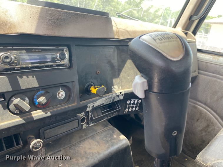 image for item DM4174 2000 International 4700  flatbed truck