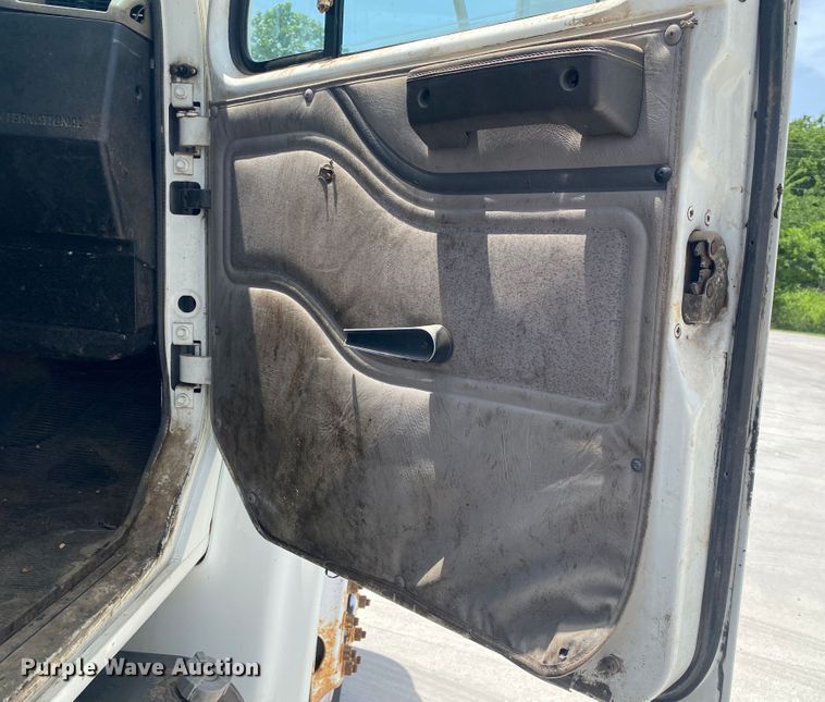 image for item DM4174 2000 International 4700  flatbed truck