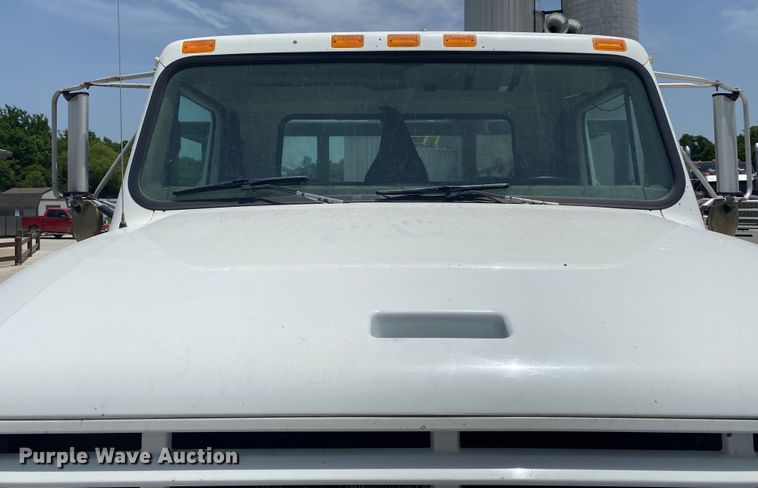 image for item DM4174 2000 International 4700  flatbed truck