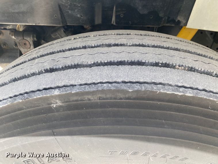 image for item DM4174 2000 International 4700  flatbed truck