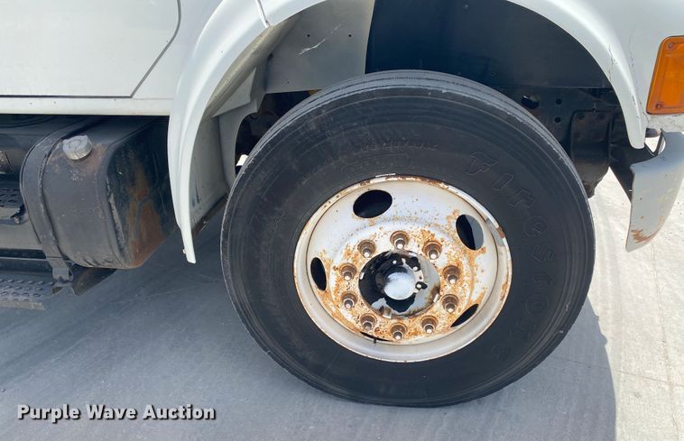 image for item DM4174 2000 International 4700  flatbed truck