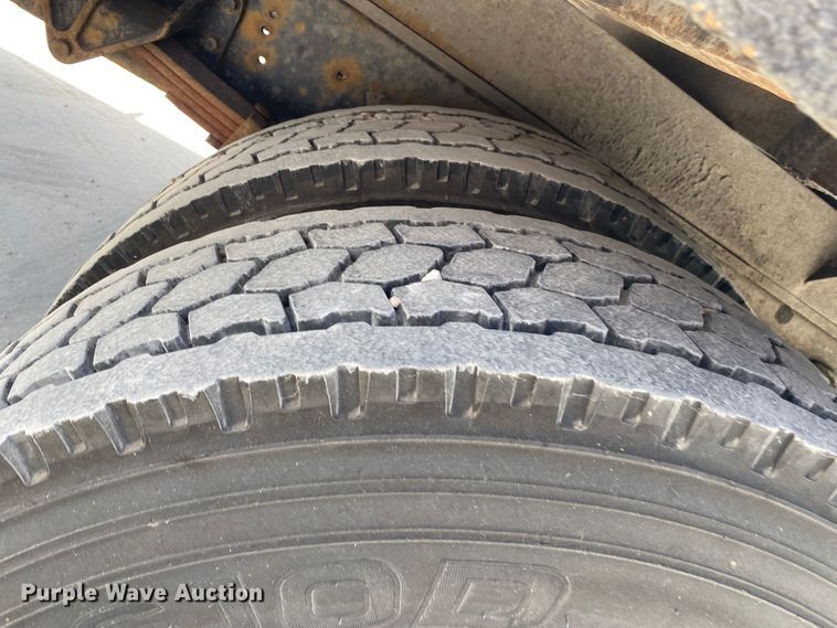 image for item DM4174 2000 International 4700  flatbed truck