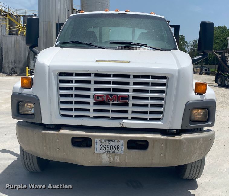 image for item DM4175 2004 GMC C6500  flatbed truck