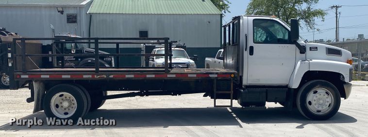 image for item DM4175 2004 GMC C6500  flatbed truck
