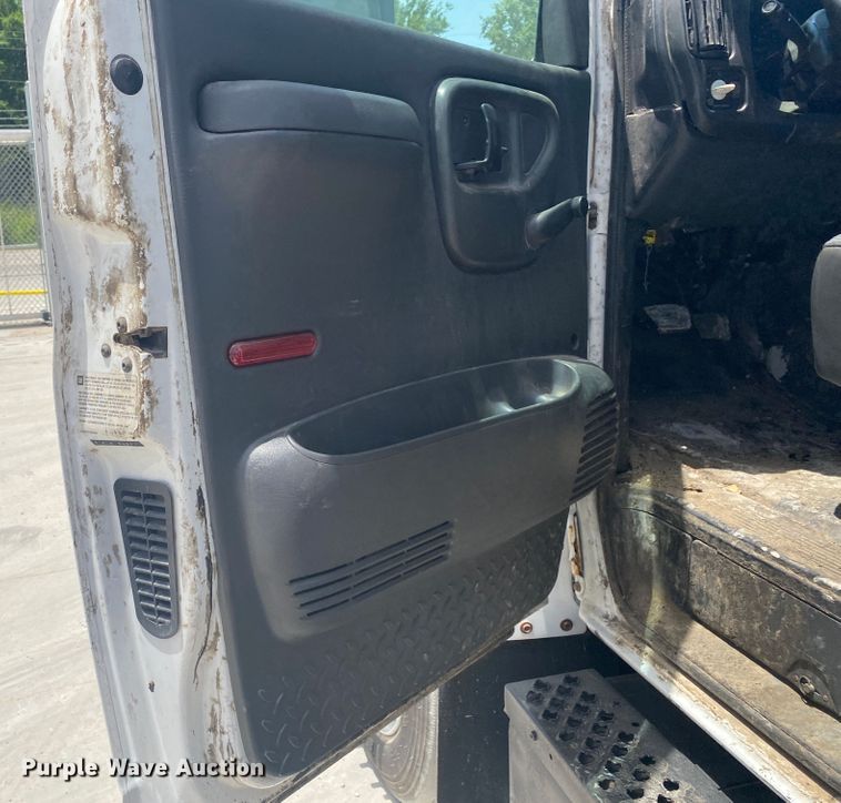 image for item DM4175 2004 GMC C6500  flatbed truck