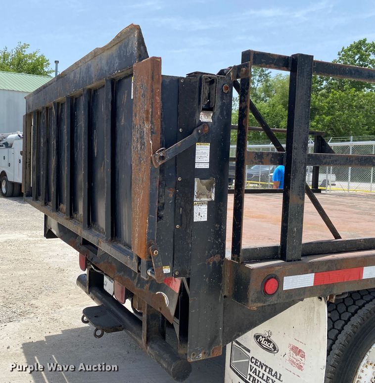 image for item DM4175 2004 GMC C6500  flatbed truck