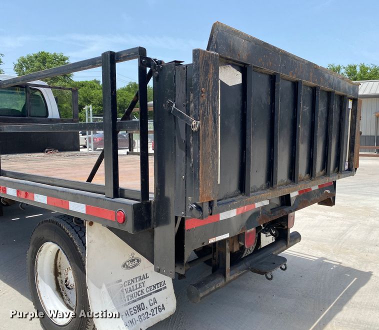 image for item DM4175 2004 GMC C6500  flatbed truck