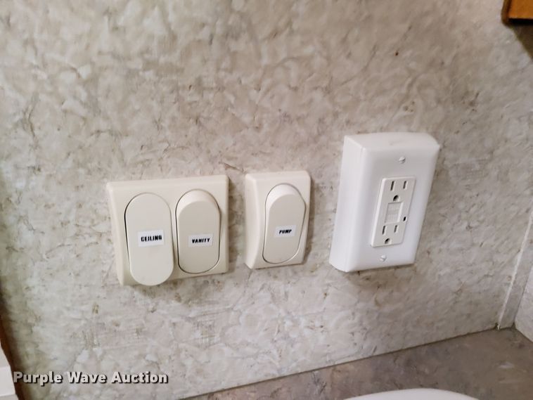 image for item DN6803 2004 Gulf Stream Sun Voyager 8378MXG  RV