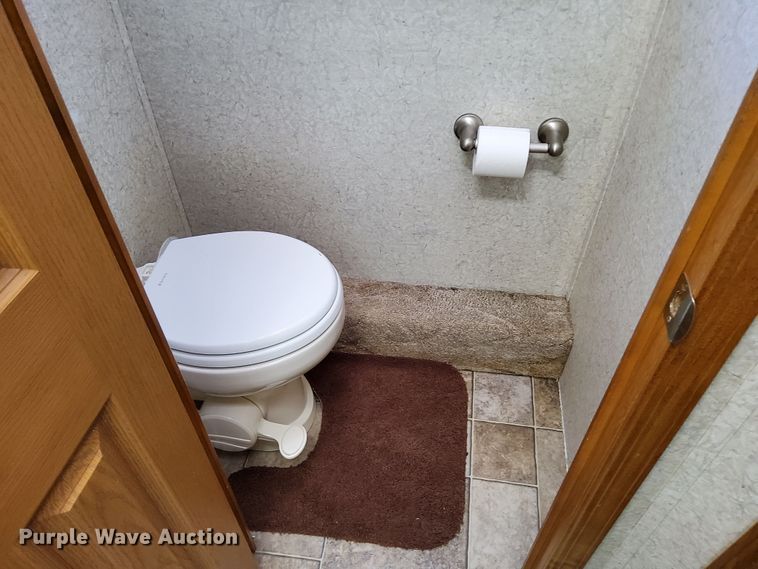 image for item DN6803 2004 Gulf Stream Sun Voyager 8378MXG  RV