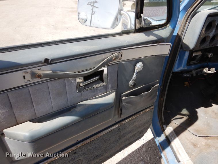 image for item DR1226 1985 Chevrolet Suburban  SUV