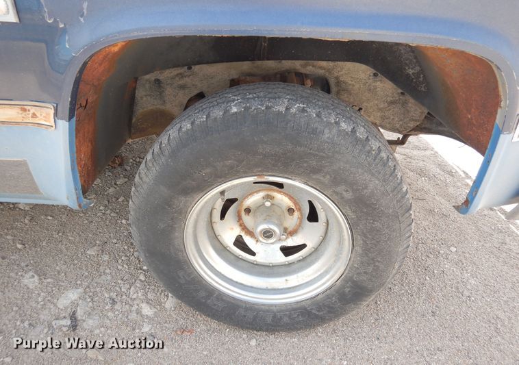 image for item DR1226 1985 Chevrolet Suburban  SUV