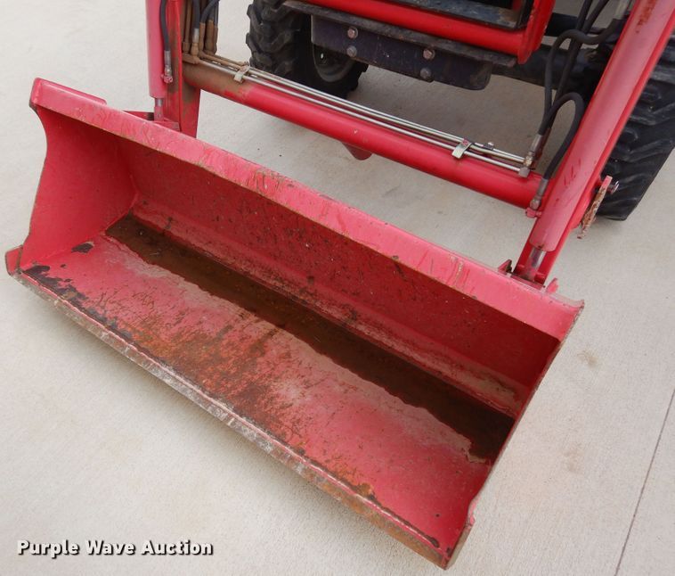 image for item DR1239 Mahindra 2015  MFWD tractor