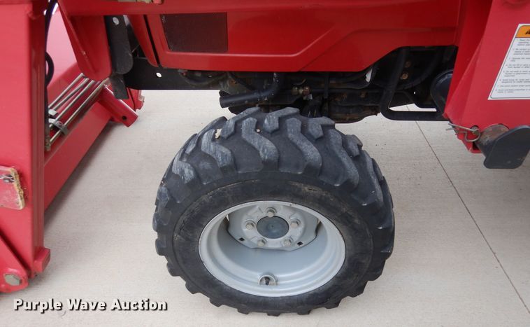 image for item DR1239 Mahindra 2015  MFWD tractor