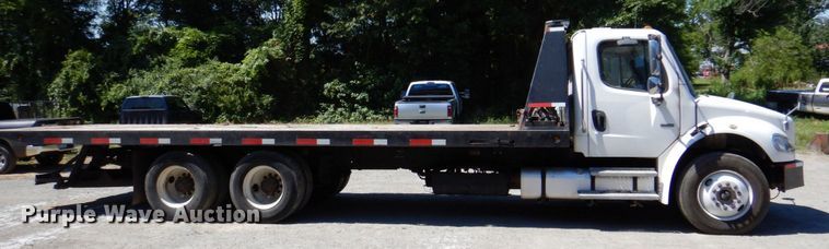 image for item DR1924 2007 Freightliner Business Class M2  rollback truck