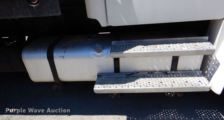 image for item DR1924 2007 Freightliner Business Class M2  rollback truck