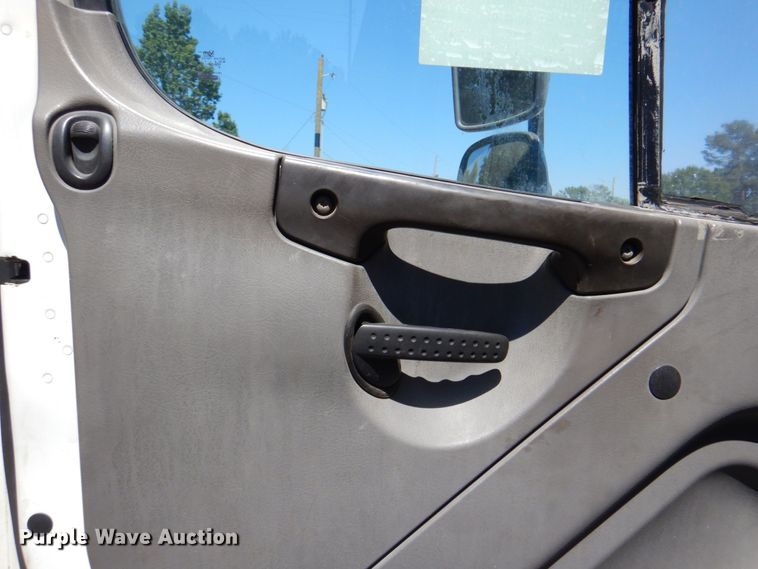 image for item DR1924 2007 Freightliner Business Class M2  rollback truck