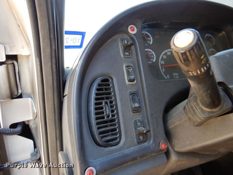 image for item DR1924 2007 Freightliner Business Class M2  rollback truck