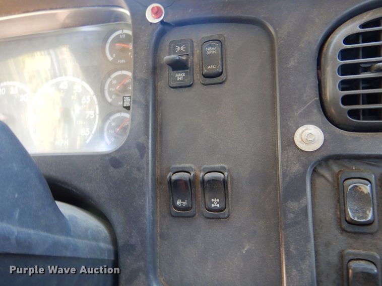 image for item DR1924 2007 Freightliner Business Class M2  rollback truck