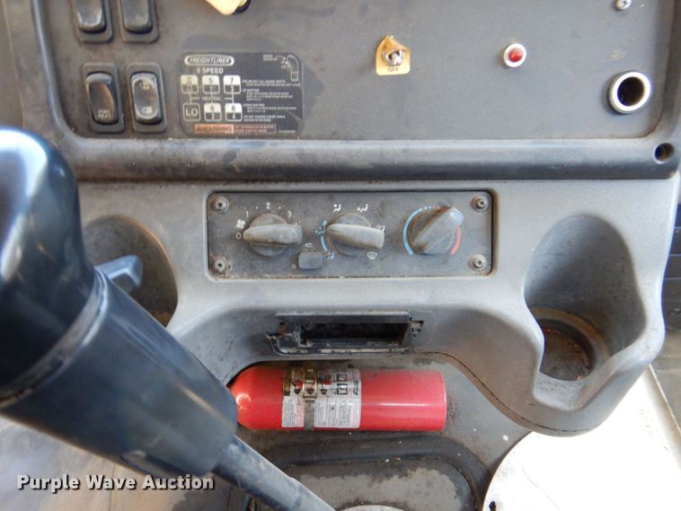 image for item DR1924 2007 Freightliner Business Class M2  rollback truck