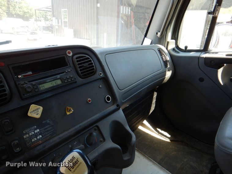 image for item DR1924 2007 Freightliner Business Class M2  rollback truck