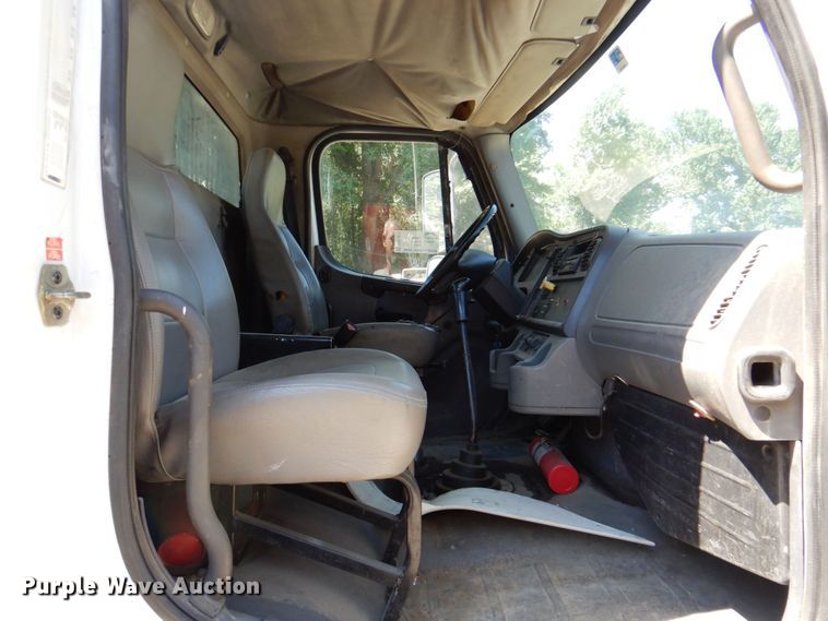 image for item DR1924 2007 Freightliner Business Class M2  rollback truck