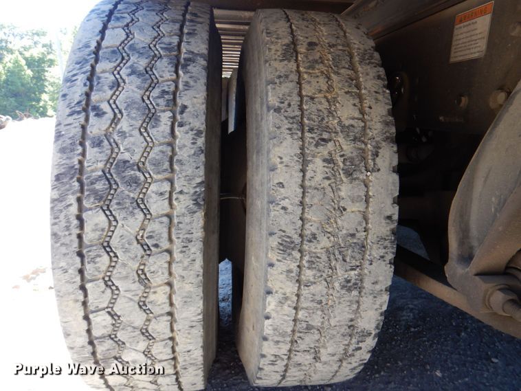 image for item DR1924 2007 Freightliner Business Class M2  rollback truck