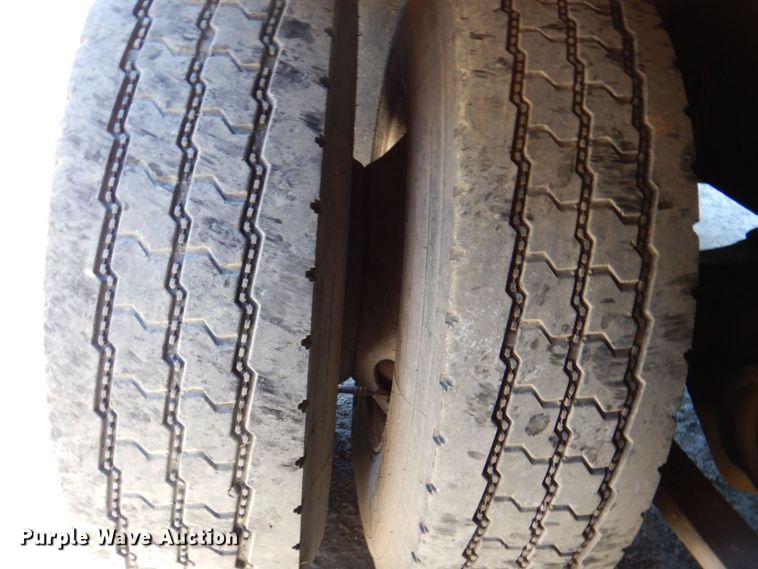 image for item DR1924 2007 Freightliner Business Class M2  rollback truck