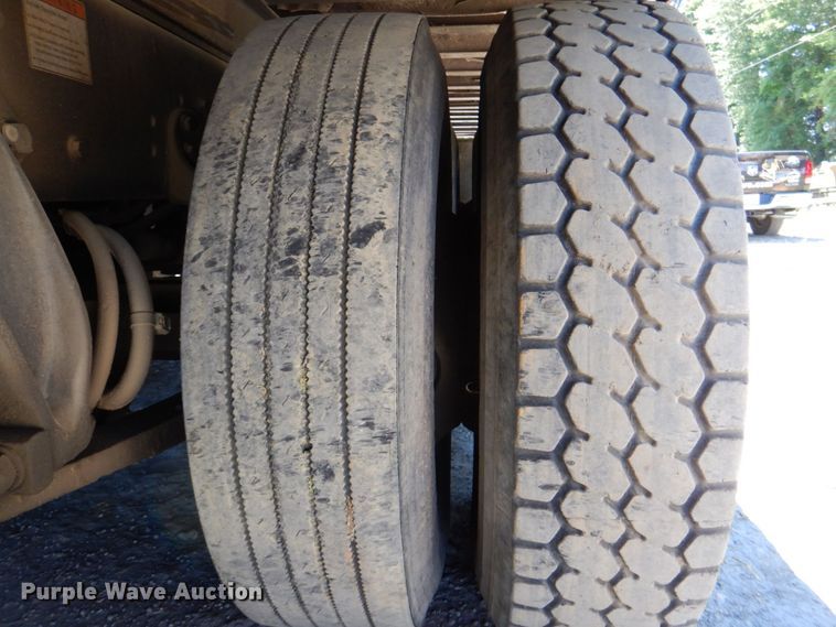 image for item DR1924 2007 Freightliner Business Class M2  rollback truck