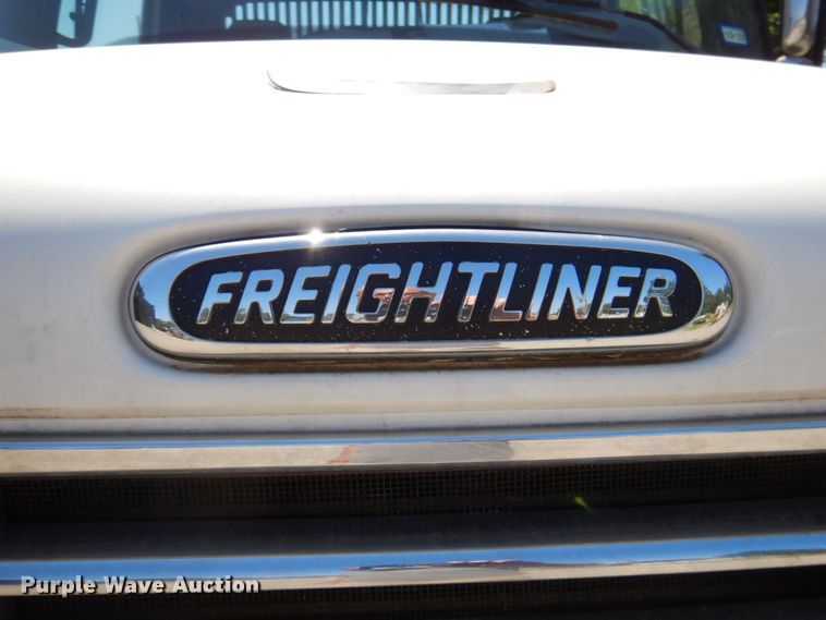 image for item DR1924 2007 Freightliner Business Class M2  rollback truck