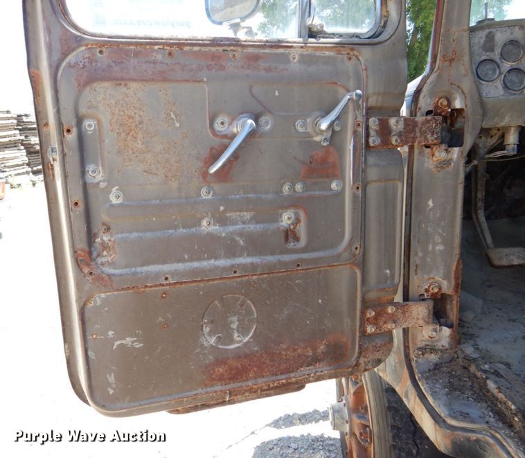 image for item DS8064 1972 Mack DM600  truck cab and chassis with auxiliary power unit