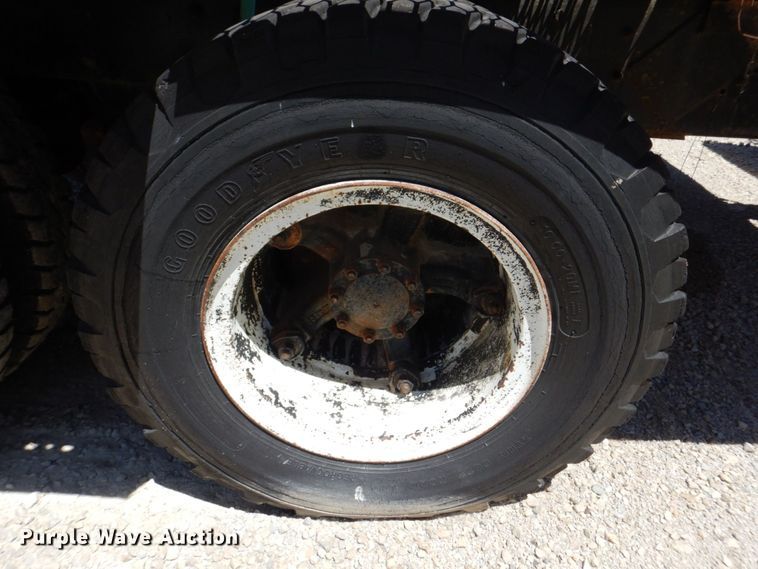 image for item DS8064 1972 Mack DM600  truck cab and chassis with auxiliary power unit