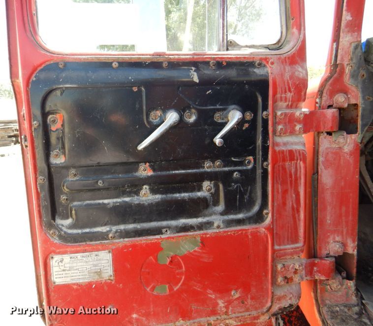 image for item DS8065 1971 Mack R685ST  truck cab and chassis with auxiliary power unit