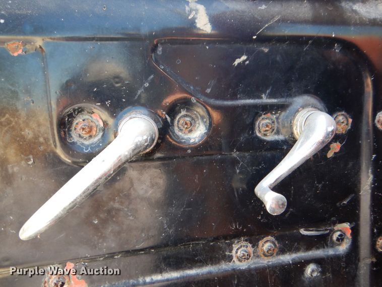 image for item DS8065 1971 Mack R685ST  truck cab and chassis with auxiliary power unit