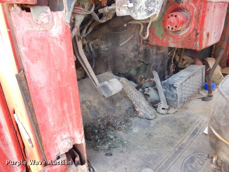 image for item DS8065 1971 Mack R685ST  truck cab and chassis with auxiliary power unit