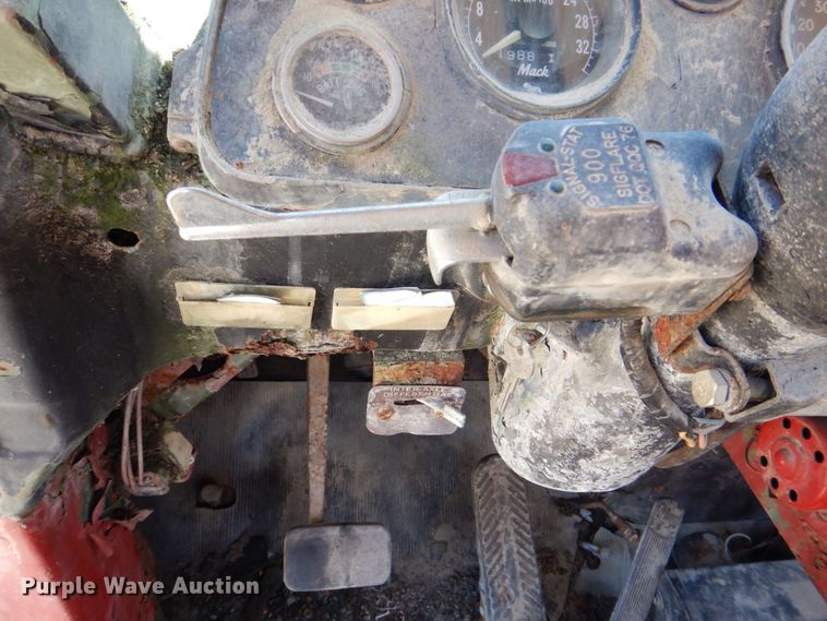 image for item DS8065 1971 Mack R685ST  truck cab and chassis with auxiliary power unit