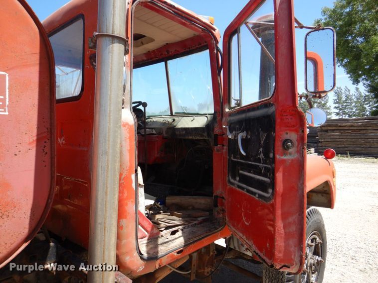 image for item DS8065 1971 Mack R685ST  truck cab and chassis with auxiliary power unit
