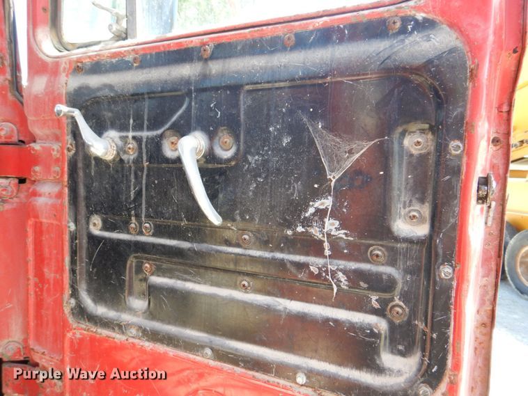 image for item DS8065 1971 Mack R685ST  truck cab and chassis with auxiliary power unit