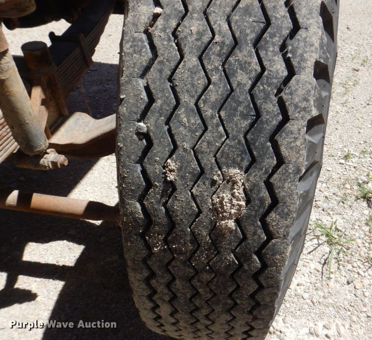 image for item DS8065 1971 Mack R685ST  truck cab and chassis with auxiliary power unit