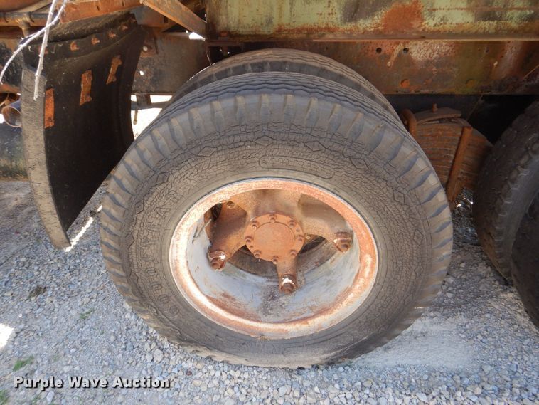 image for item DS8065 1971 Mack R685ST  truck cab and chassis with auxiliary power unit